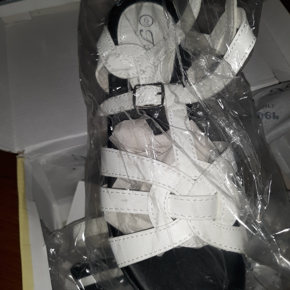 Sandals - Picture 4 of 4